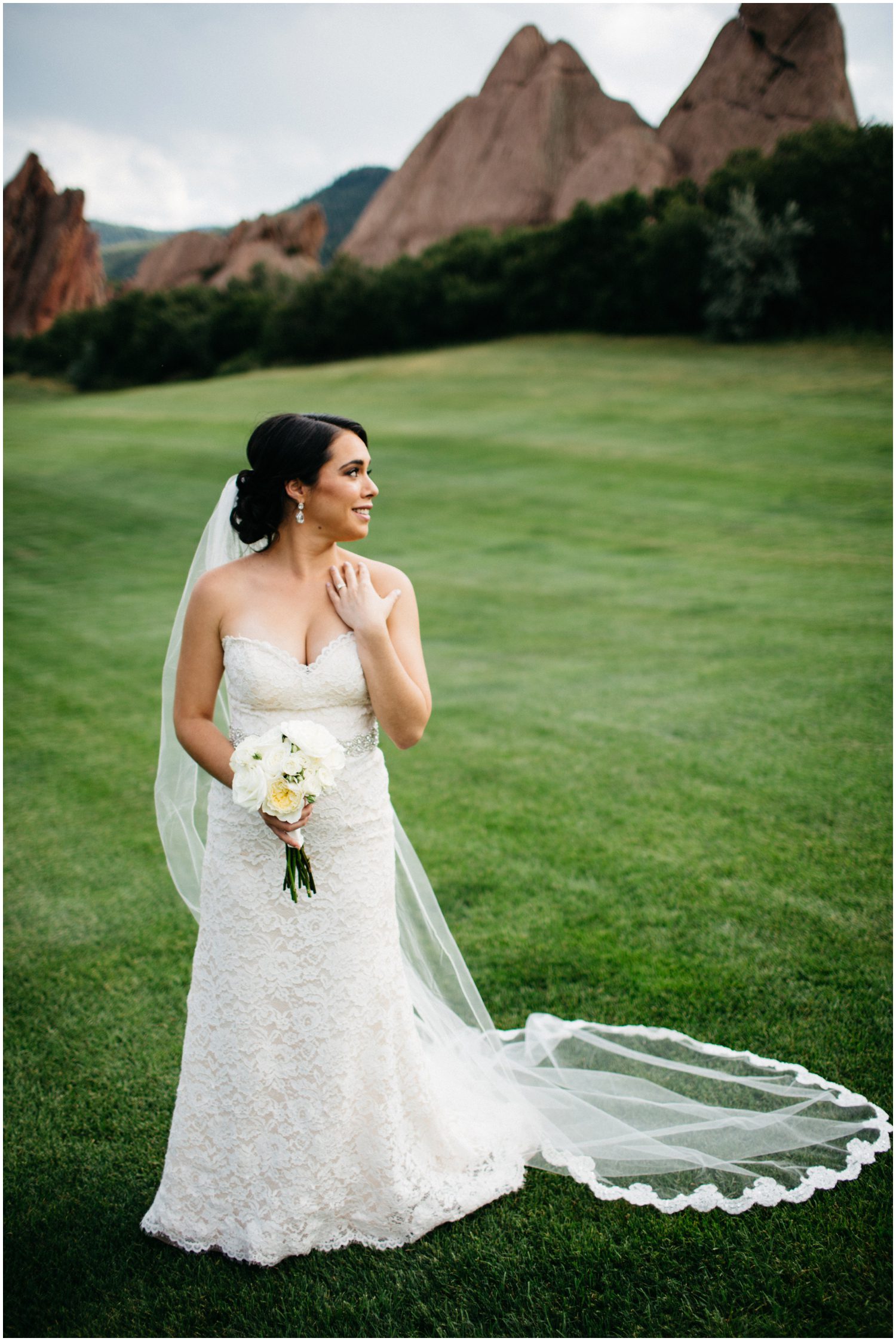 Bridal Portraits, Photo of the bride, White wedding bouquet, Amore Fiori, Arrowhead Golf Club Wedding Photos, Colorado Wedding Photographer