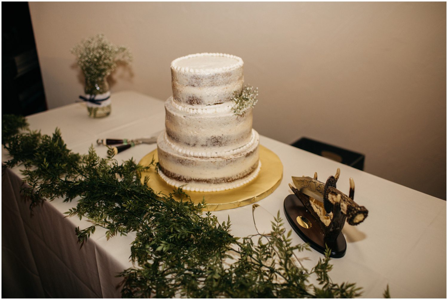 Garland Table Runner, Naked Wedding Cake, Frostless Wedding Cake, Trendy Wedding Cake, Simple Wedding cake, Colorado Wedding Photographer