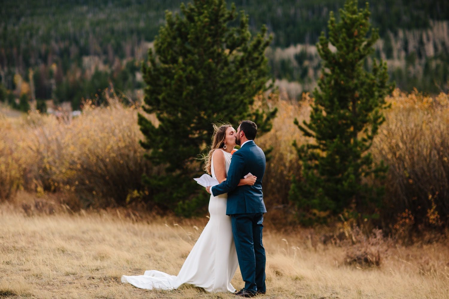 Estes Park Micro Wedding Elopement with first look in Rocky Mountain National Park, Micro Wedding, Small Wedding, Intimate Wedding, Elopement, Elopement Photography, Mountain Wedding, Mountain Elopement, Elopement Planning, Elopement Ideas, Elopement Inspiration, Rocky Mountain National Park, Eloping with family, Colorado elopement guide, Ideas for eloping, Pandemic wedding, COVID-19 Wedding, Covid-19 elopement, Fall Wedding, Fall Elopement, Rocky Mountain Bride, Martha Stewart Weddings