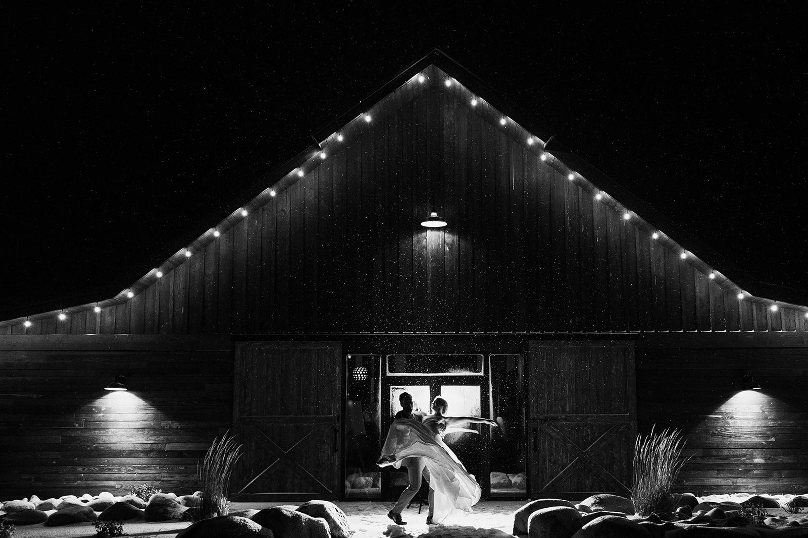 Off camera flash wedding photos, Snow wedding photos at The Barn at Sunset Ranch, Night wedding photos in the snow